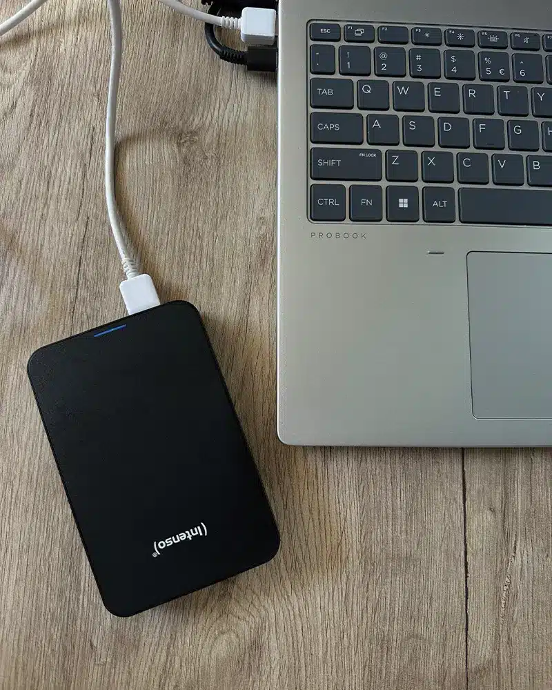 Eksterni hard disk priključen na laptop za čuvanje podataka