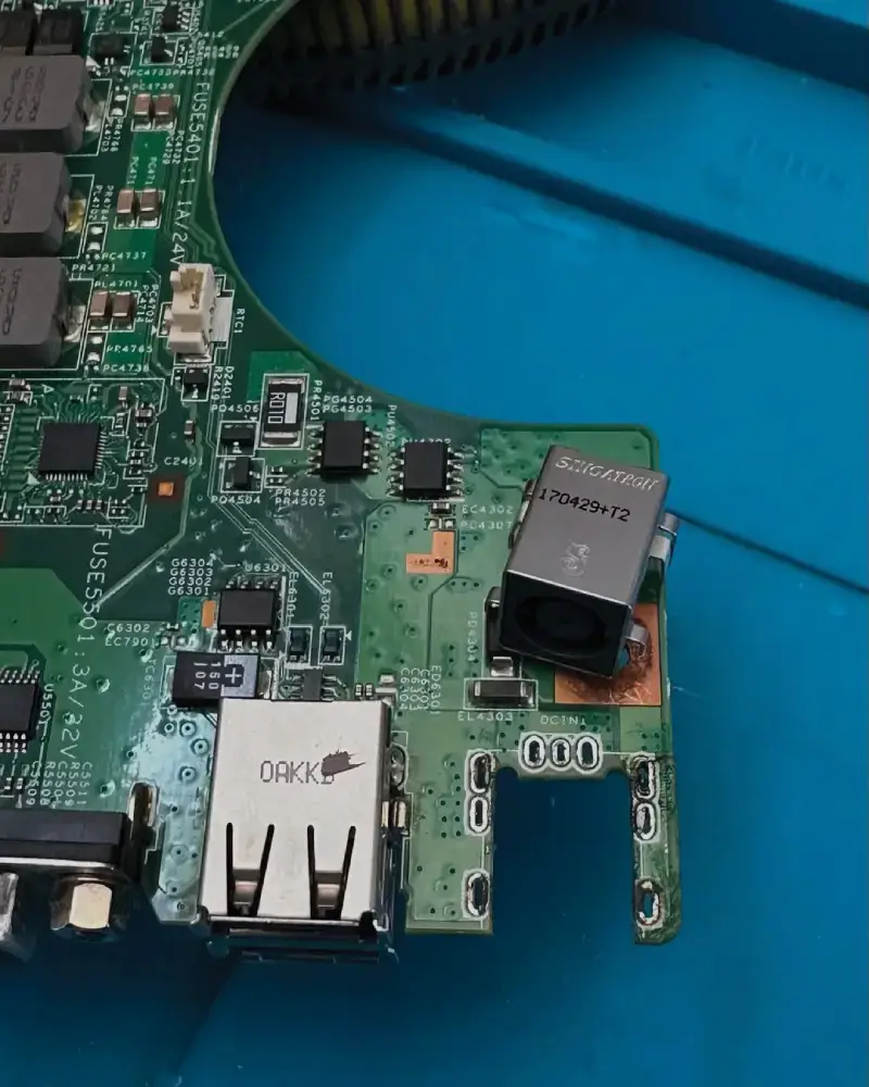 DC konektor laptopa koji često pravi problem sa punjenjem