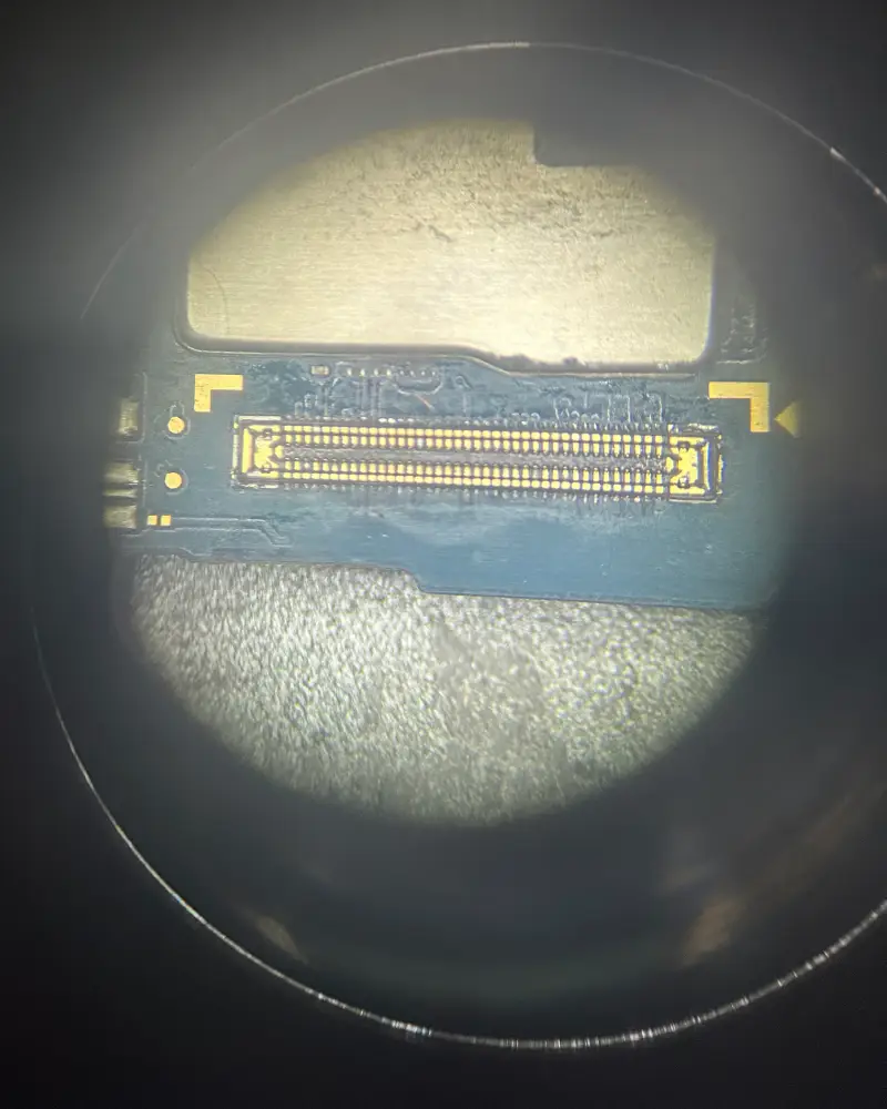 Detaljan prikaz FPC konektora na matičnoj ploči telefona