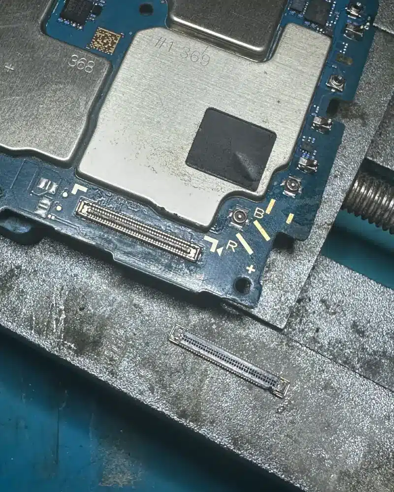 Zamena FPC konektora uz mikroskop i precizne alate