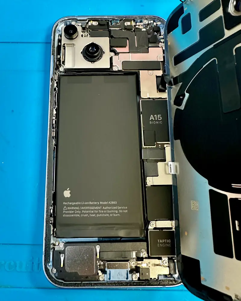 Otvoren iPhone tokom zamene baterije – ITEK037 servis Kruševac