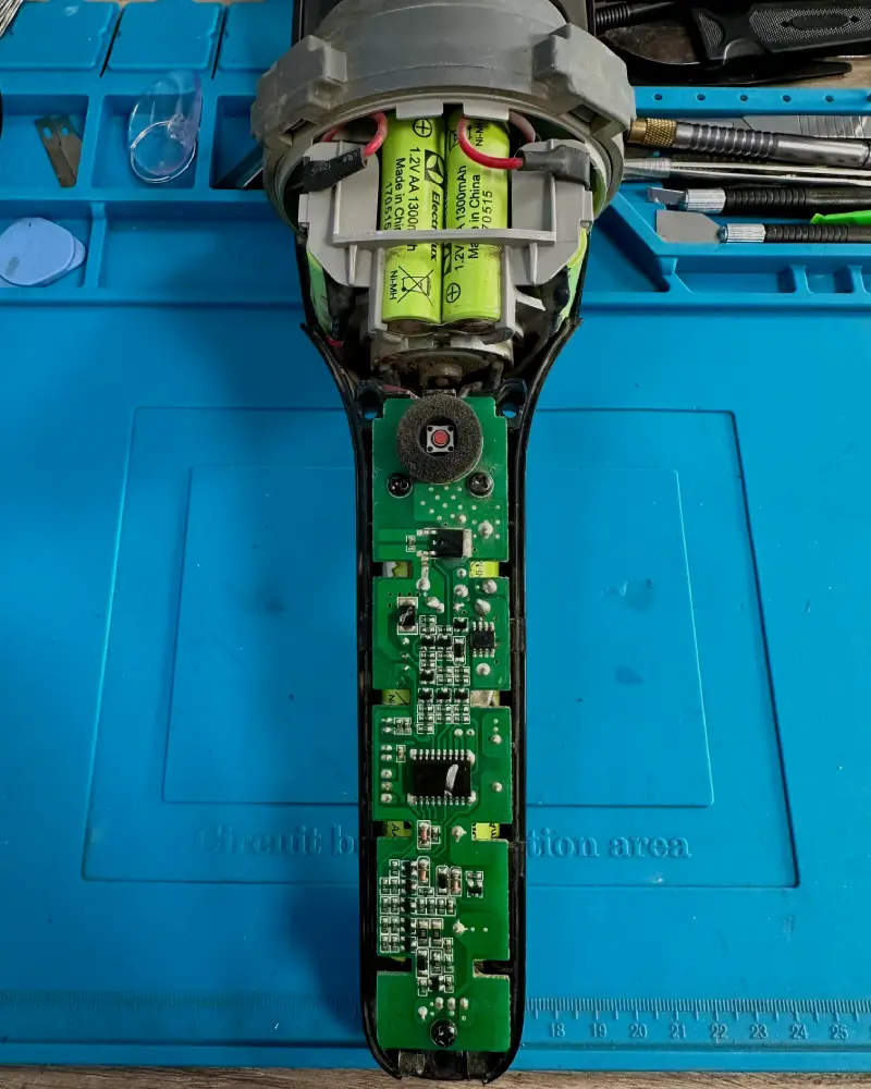 Štapni usisivač pre zamene baterije – servis ITEK037