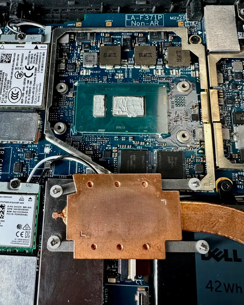 Nanošenje nove termalne paste na procesor 2 u 1 laptopa