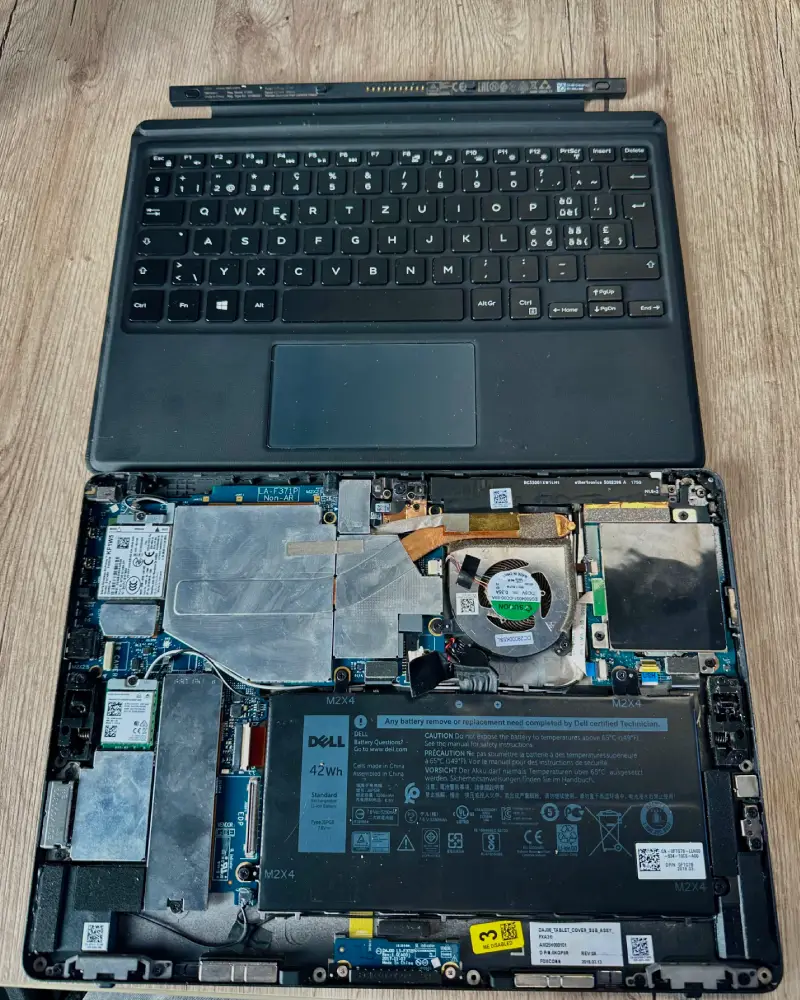 Otvoren 2 u 1 laptop i sistem hlađenja