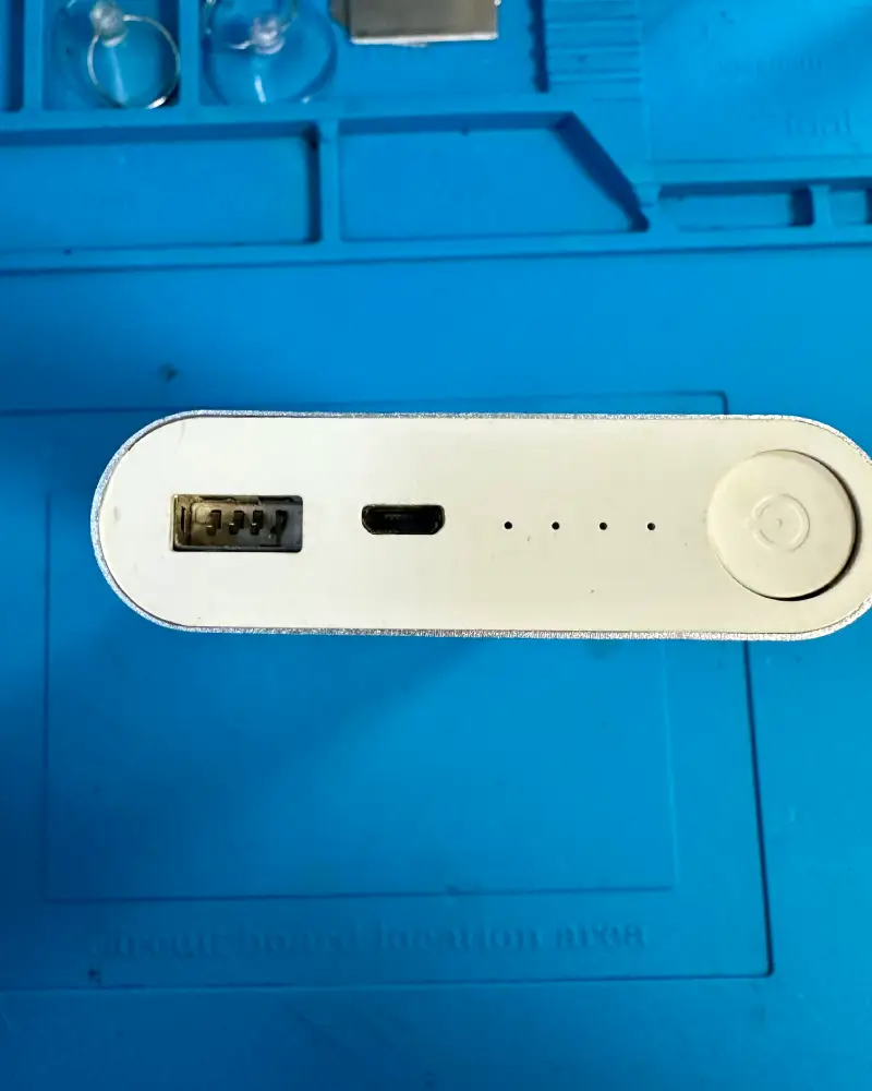 Powerbank sa otkinutim USB konektorom