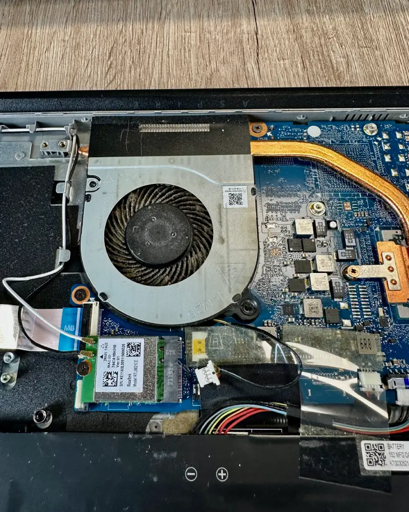 Unutrašnjost laptopa pre čišćenja