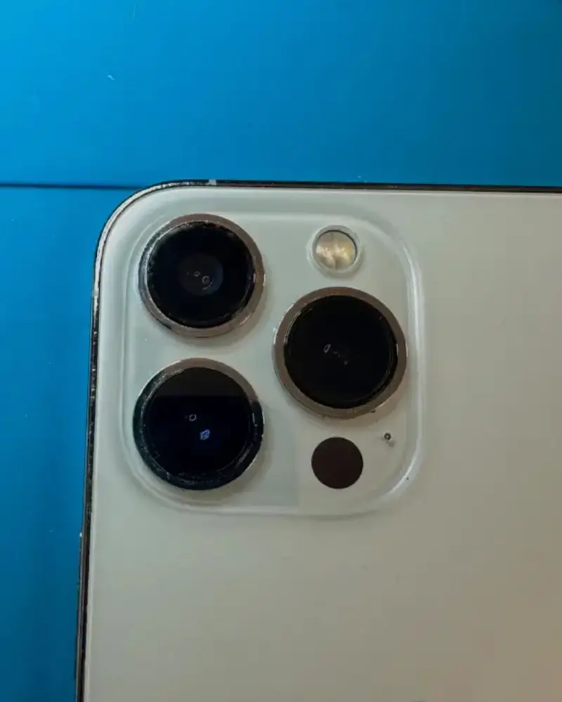 Novo staklo kamere ugrađeno na telefonu nakon popravke