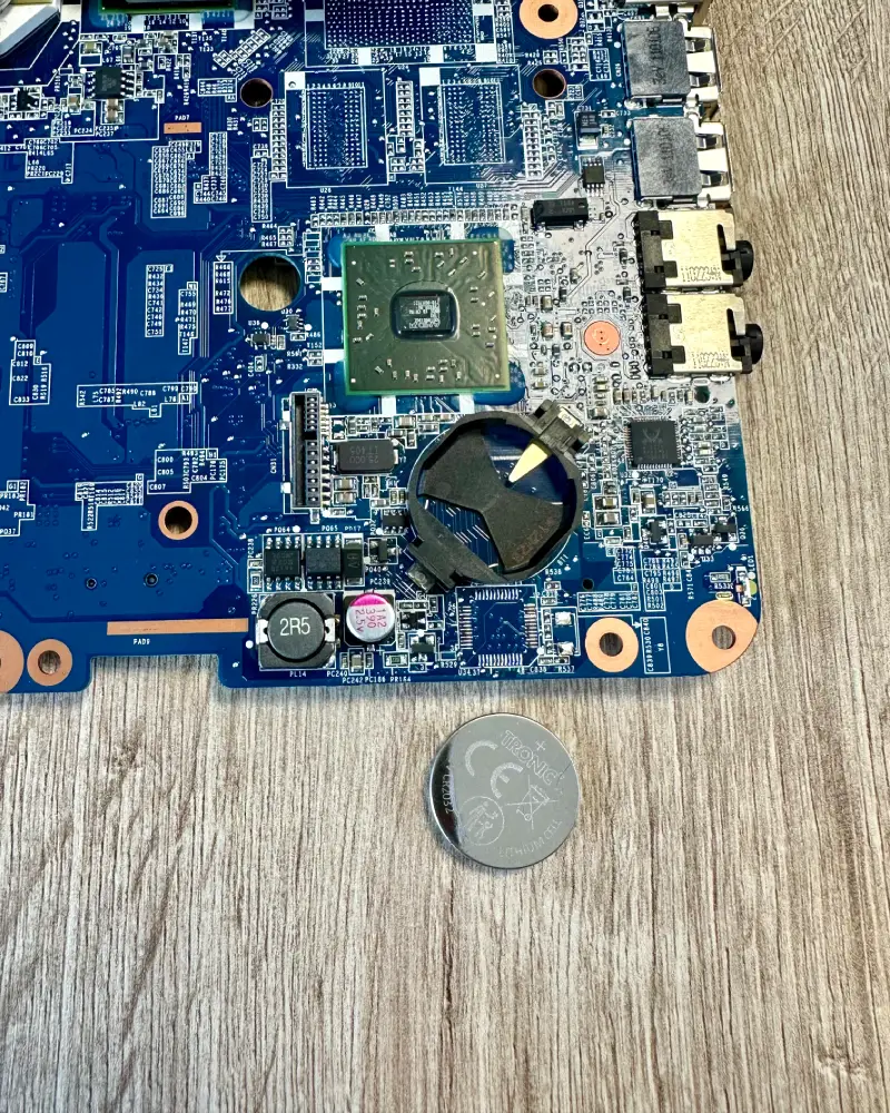 Skinuta BIOS baterija CR2032 sa laptop matične ploče
